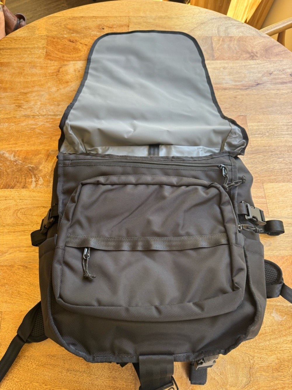 Chrome Industries messenger/backpack hybrid (Barragestyle) - Picture 2 of 11